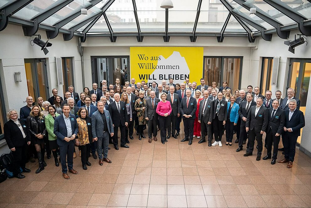 Fotoaufnahme von oben auf eine Gruppe von Menschen beim Wirtschaftsgipfel 2024 in Brüssel.